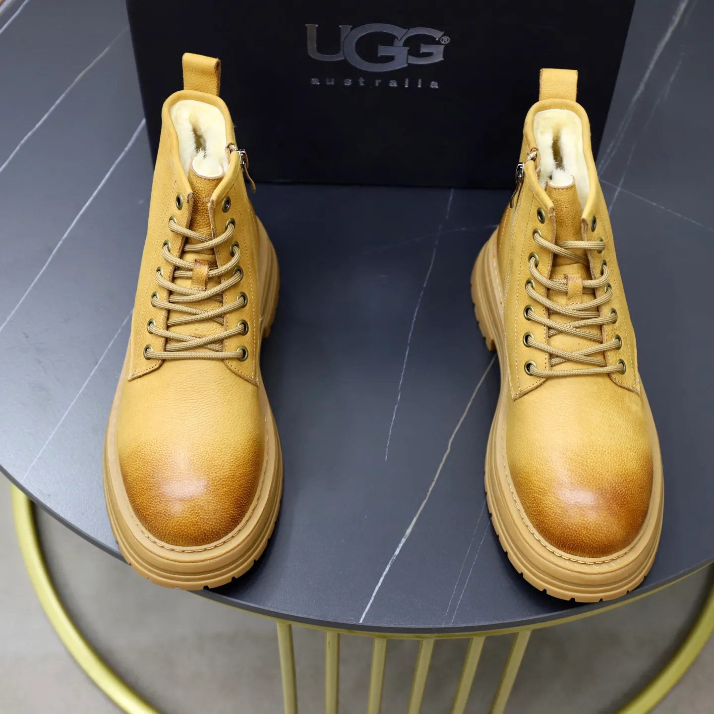 Ex-factory price: 680💰Thick wool imported from Australia Brand: UGG genuine purchasing agent Size: 38-44 (customized in 45) Grade: Official website 1:1 Material: First-layer genuine leather waterproof and antifreeze upper Real wool lining Original non-slip Soft wear-resistant outsole Style category: Men's casual shoes Trendy style Comfortable on the feet Color: Official website color synchronization